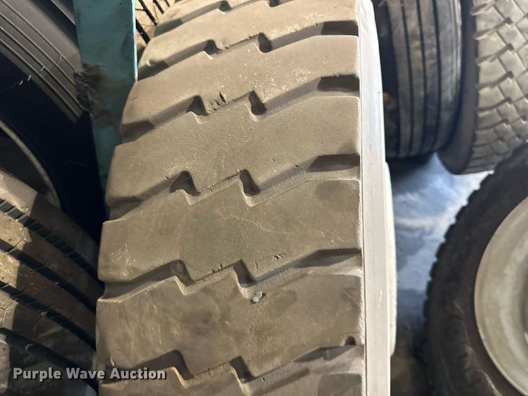 image for item LN9207 (6) 11R22.5 tires