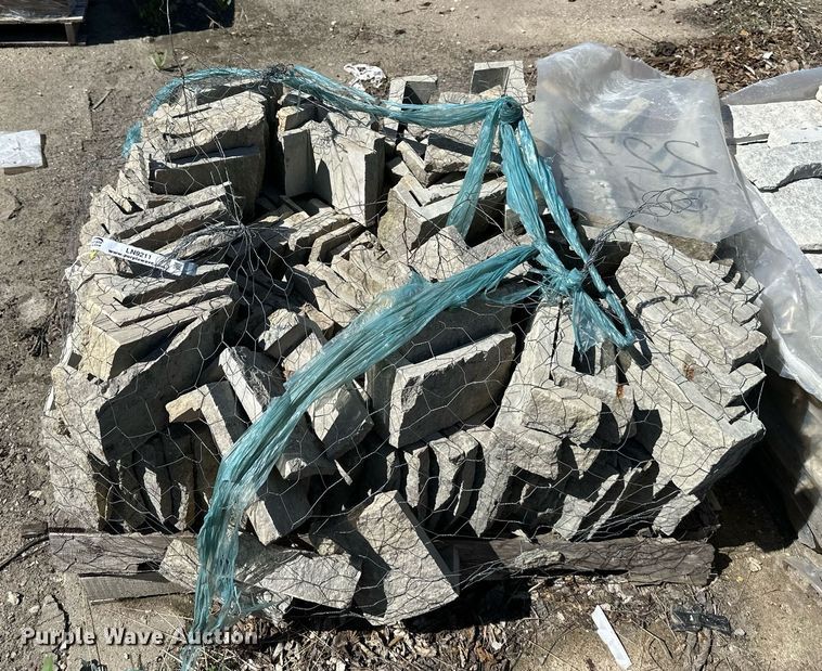 image for item LN9211 Machine split rubble bricks