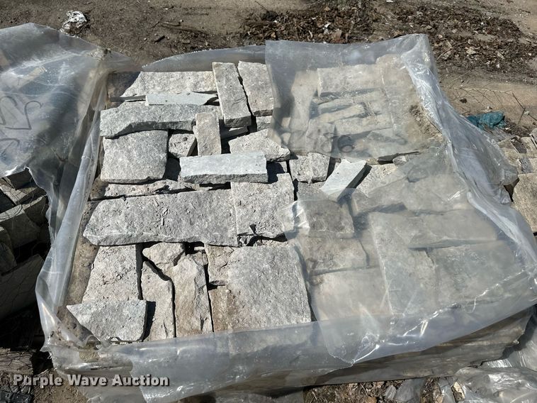 image for item LN9211 Machine split rubble bricks