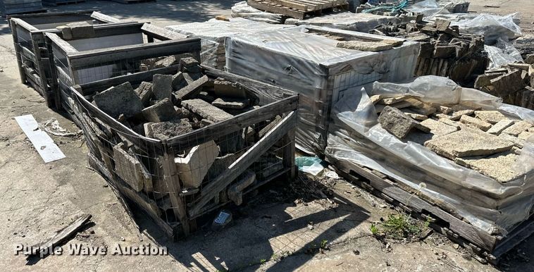 image for item LN9213 Machine split rubble bricks