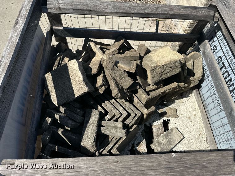 image for item LN9213 Machine split rubble bricks