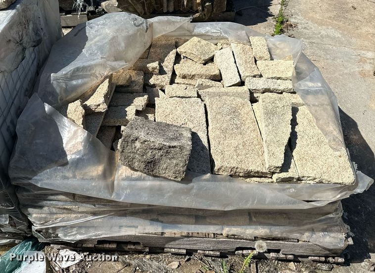 image for item LN9213 Machine split rubble bricks