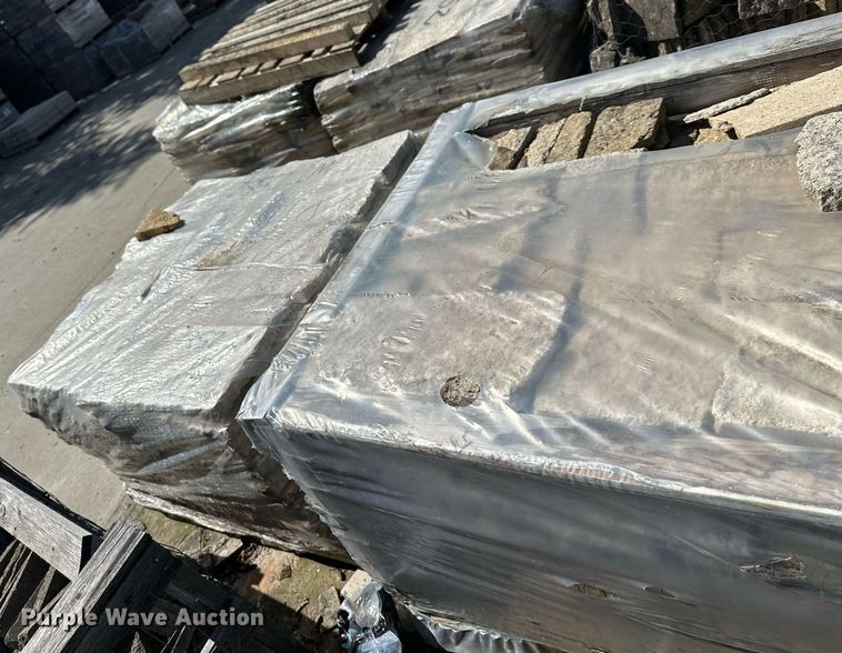 image for item LN9213 Machine split rubble bricks