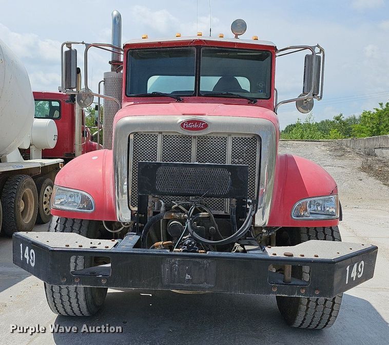 image for item LW9563 2006 Peterbilt 335  ready mix truck