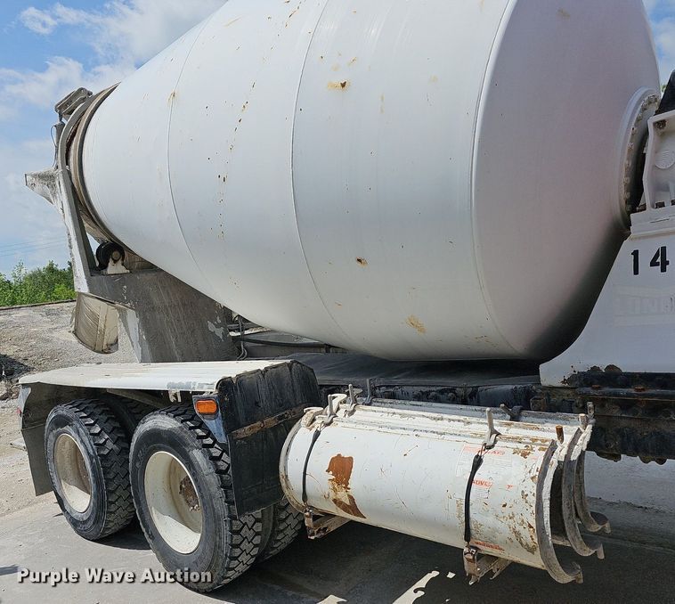 image for item LW9563 2006 Peterbilt 335  ready mix truck