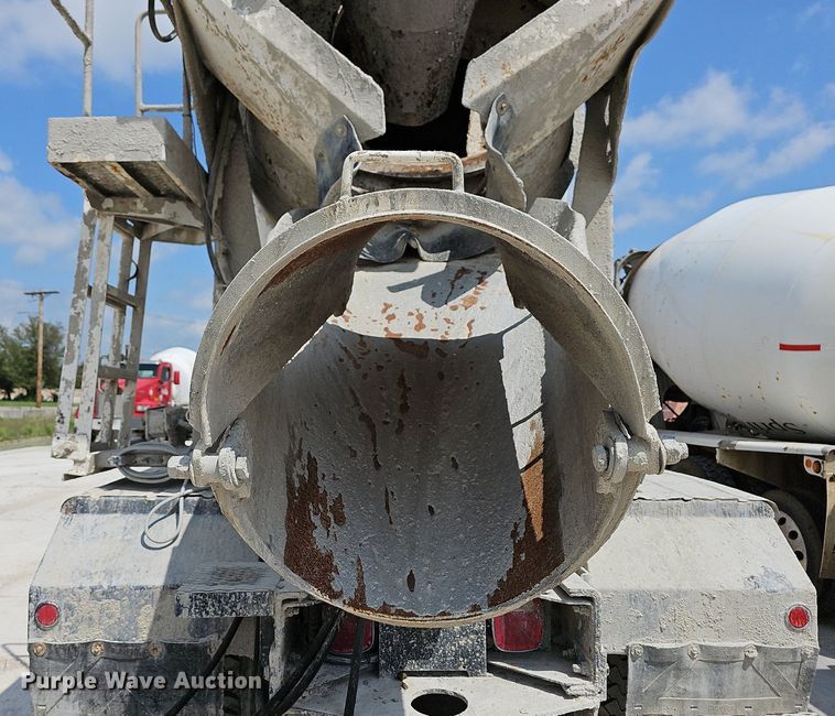 image for item LW9563 2006 Peterbilt 335  ready mix truck