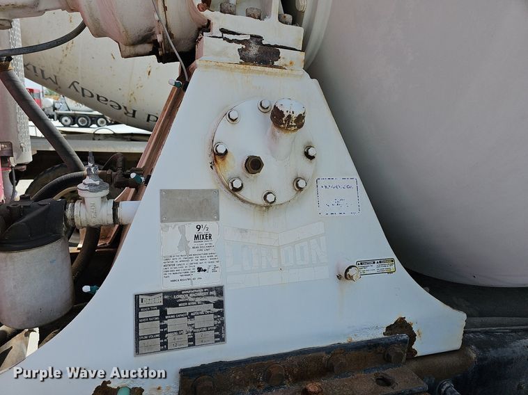 image for item LW9563 2006 Peterbilt 335  ready mix truck