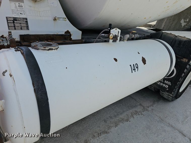 image for item LW9563 2006 Peterbilt 335  ready mix truck