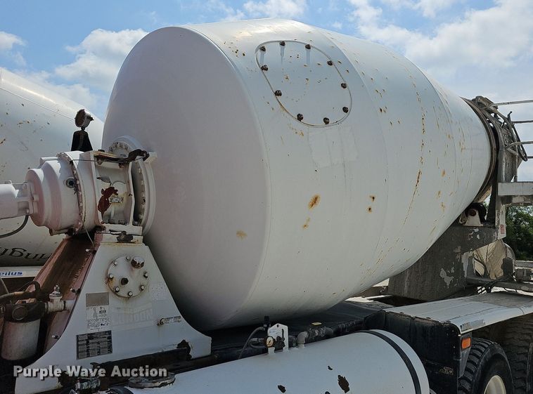 image for item LW9563 2006 Peterbilt 335  ready mix truck