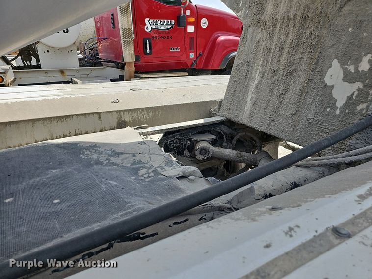 image for item LW9563 2006 Peterbilt 335  ready mix truck