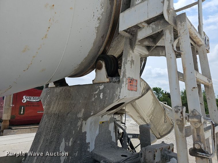 image for item LW9563 2006 Peterbilt 335  ready mix truck