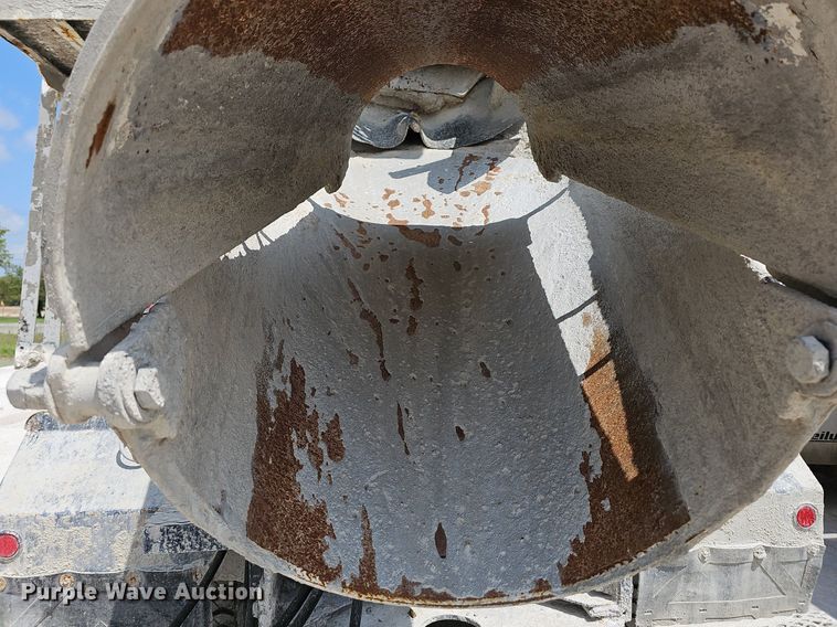 image for item LW9563 2006 Peterbilt 335  ready mix truck