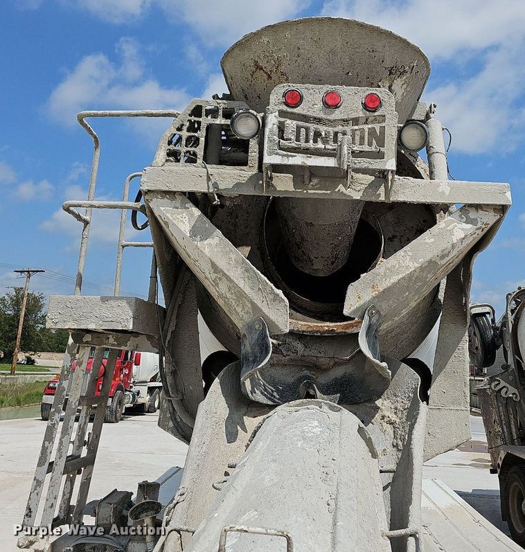 image for item LW9563 2006 Peterbilt 335  ready mix truck