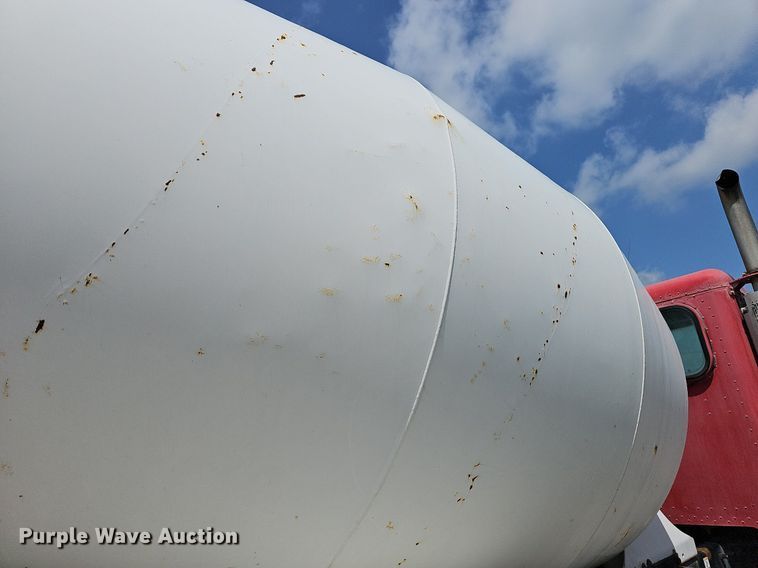 image for item LW9563 2006 Peterbilt 335  ready mix truck