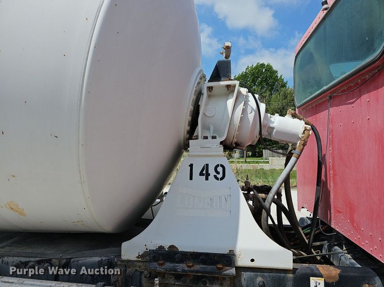 image for item LW9563 2006 Peterbilt 335  ready mix truck