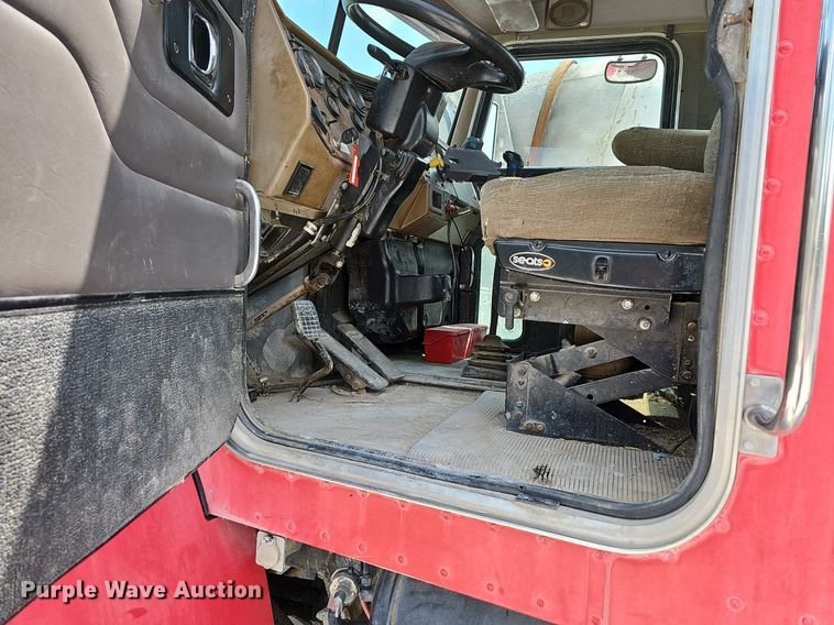 image for item LW9563 2006 Peterbilt 335  ready mix truck