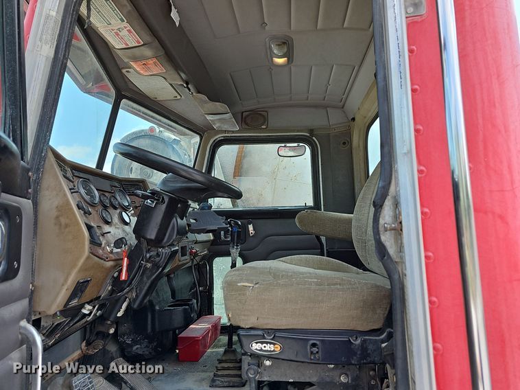 image for item LW9563 2006 Peterbilt 335  ready mix truck