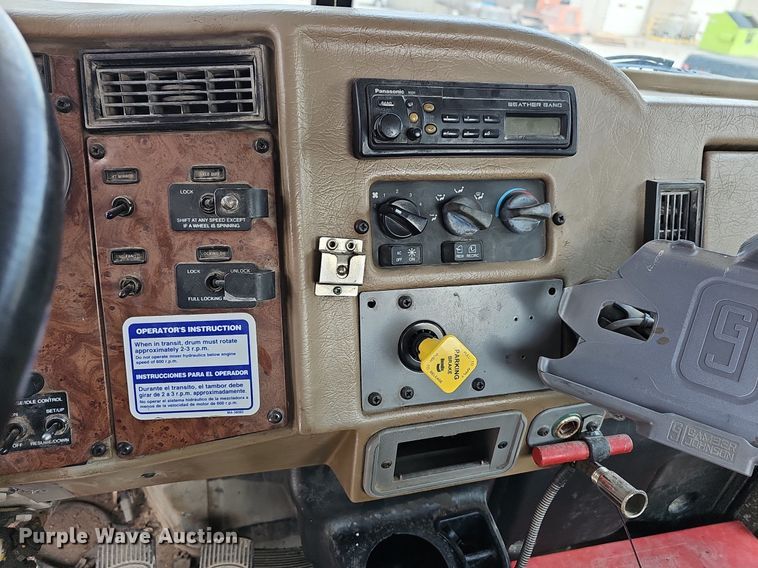 image for item LW9563 2006 Peterbilt 335  ready mix truck