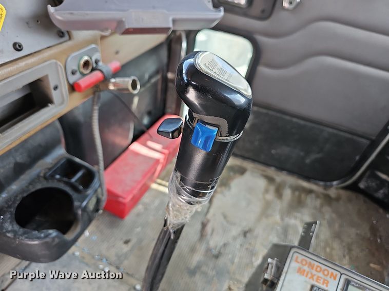 image for item LW9563 2006 Peterbilt 335  ready mix truck