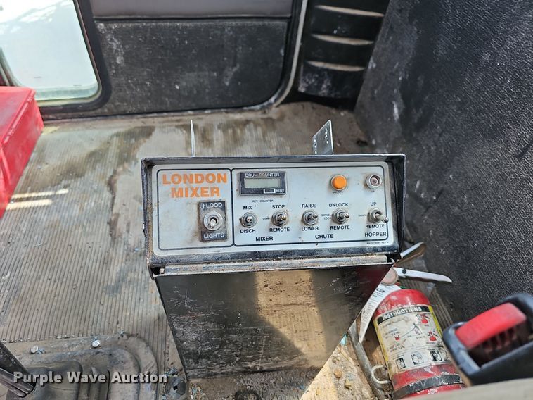 image for item LW9563 2006 Peterbilt 335  ready mix truck