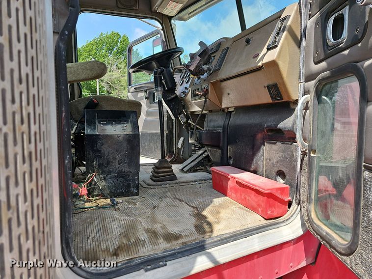 image for item LW9563 2006 Peterbilt 335  ready mix truck