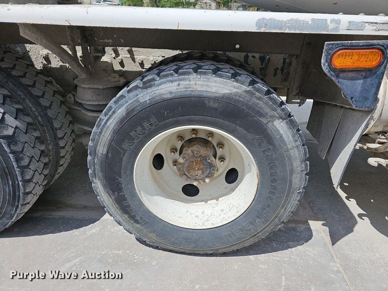 image for item LW9563 2006 Peterbilt 335  ready mix truck