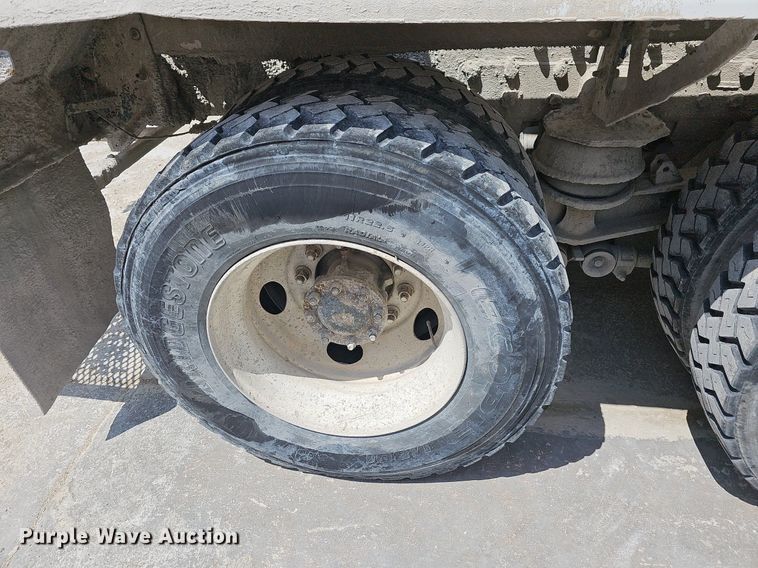 image for item LW9563 2006 Peterbilt 335  ready mix truck