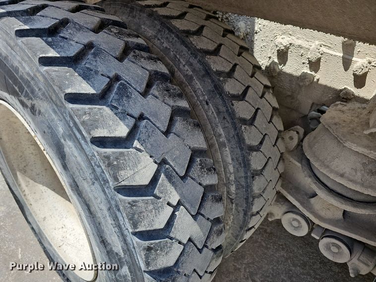 image for item LW9563 2006 Peterbilt 335  ready mix truck