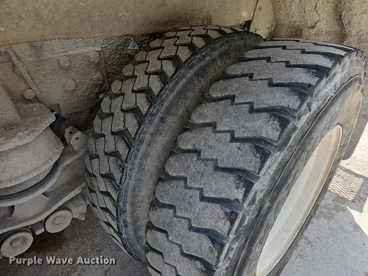 image for item LW9563 2006 Peterbilt 335  ready mix truck