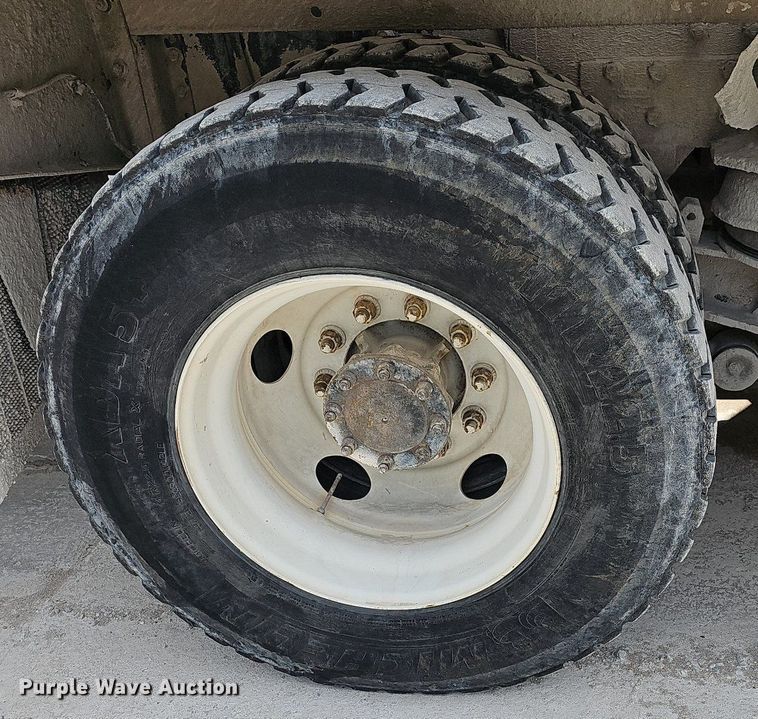 image for item LW9563 2006 Peterbilt 335  ready mix truck