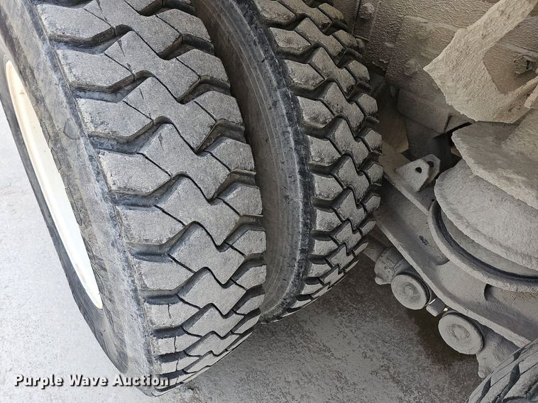 image for item LW9563 2006 Peterbilt 335  ready mix truck