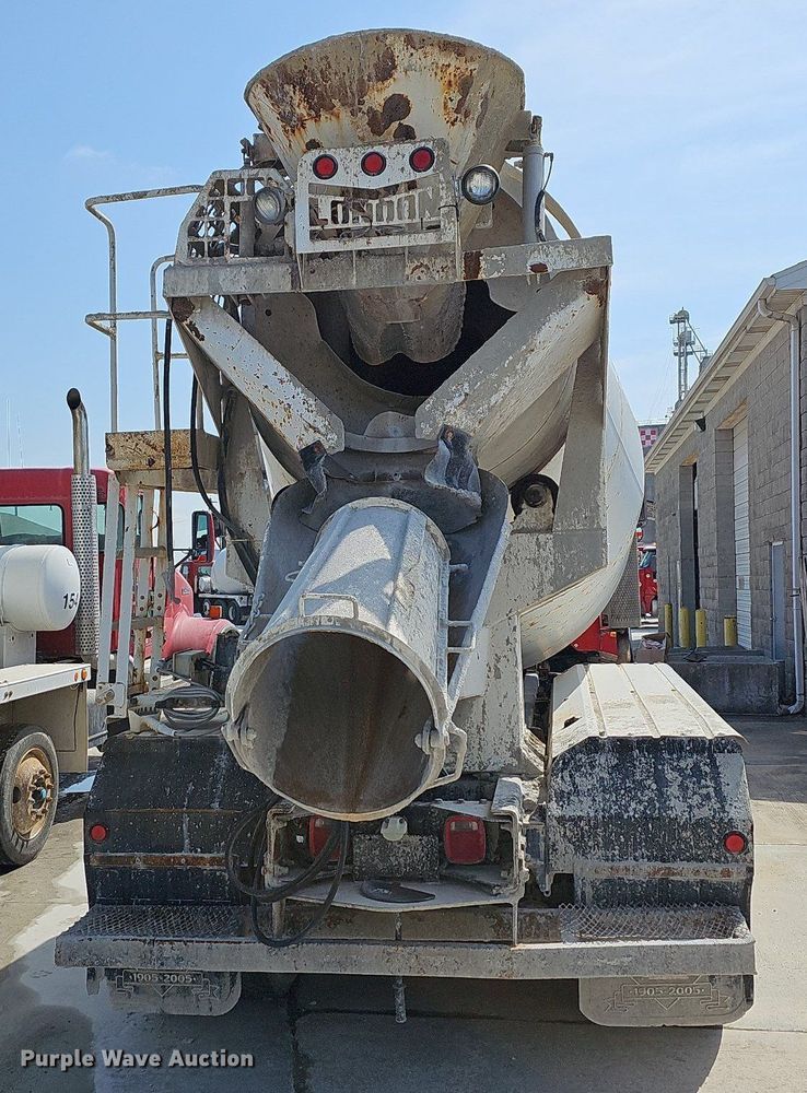 image for item LW9571 2006 Peterbilt 335  ready mix truck