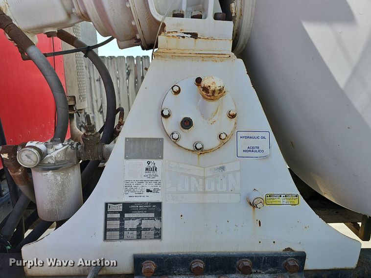 image for item LW9571 2006 Peterbilt 335  ready mix truck