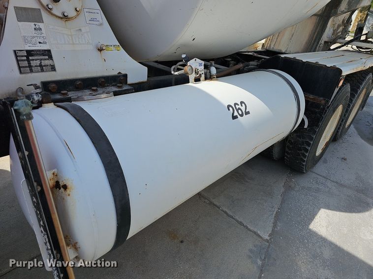 image for item LW9571 2006 Peterbilt 335  ready mix truck