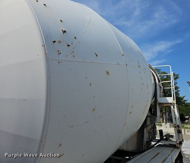 image for item LW9571 2006 Peterbilt 335  ready mix truck