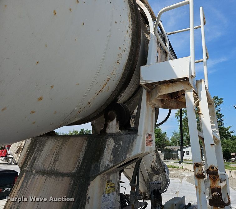 image for item LW9571 2006 Peterbilt 335  ready mix truck