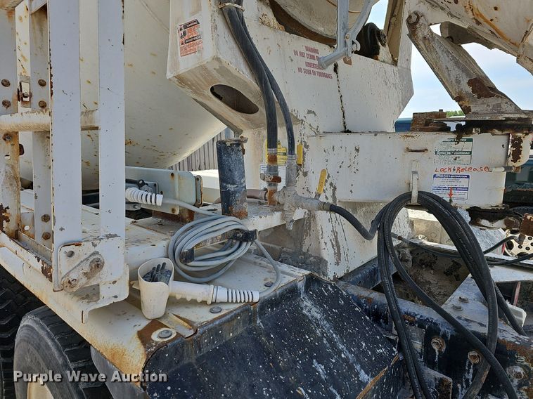 image for item LW9571 2006 Peterbilt 335  ready mix truck