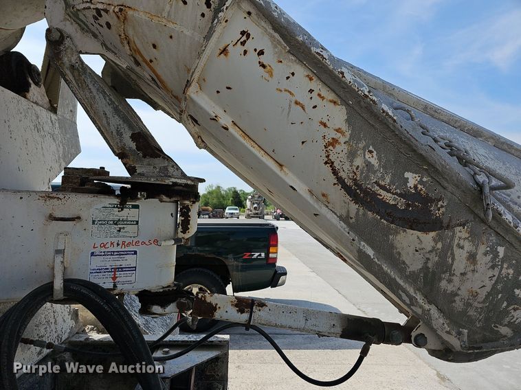 image for item LW9571 2006 Peterbilt 335  ready mix truck