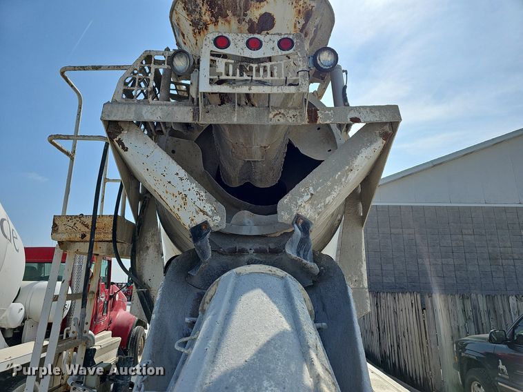 image for item LW9571 2006 Peterbilt 335  ready mix truck