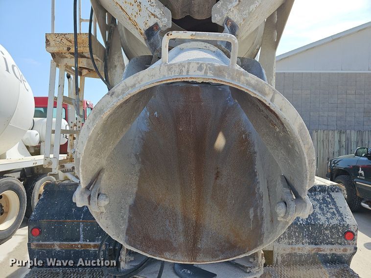 image for item LW9571 2006 Peterbilt 335  ready mix truck