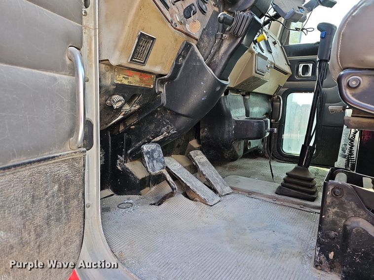 image for item LW9571 2006 Peterbilt 335  ready mix truck