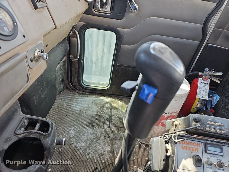 image for item LW9571 2006 Peterbilt 335  ready mix truck