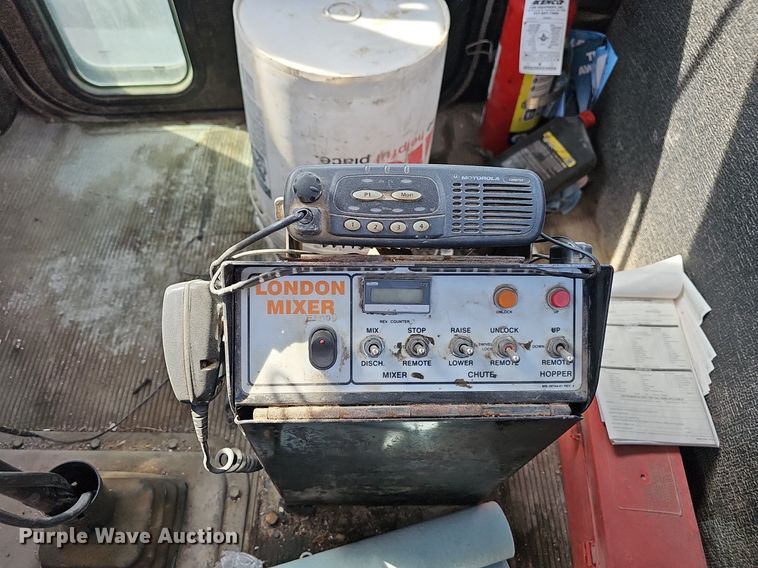 image for item LW9571 2006 Peterbilt 335  ready mix truck