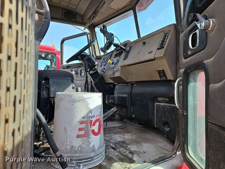 image for item LW9571 2006 Peterbilt 335  ready mix truck