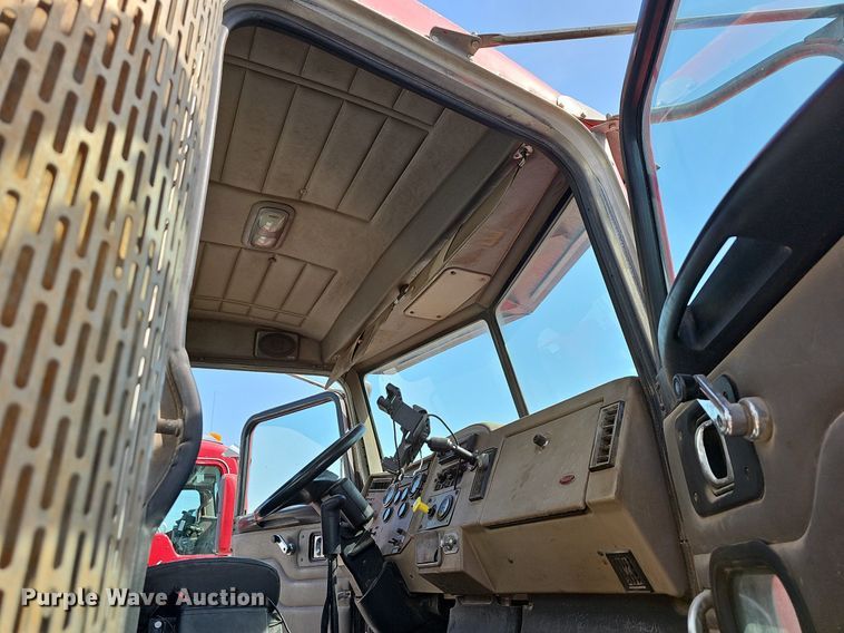 image for item LW9571 2006 Peterbilt 335  ready mix truck