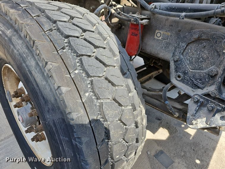 image for item LW9571 2006 Peterbilt 335  ready mix truck