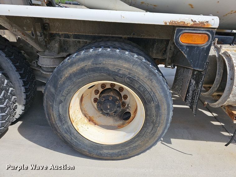 image for item LW9571 2006 Peterbilt 335  ready mix truck