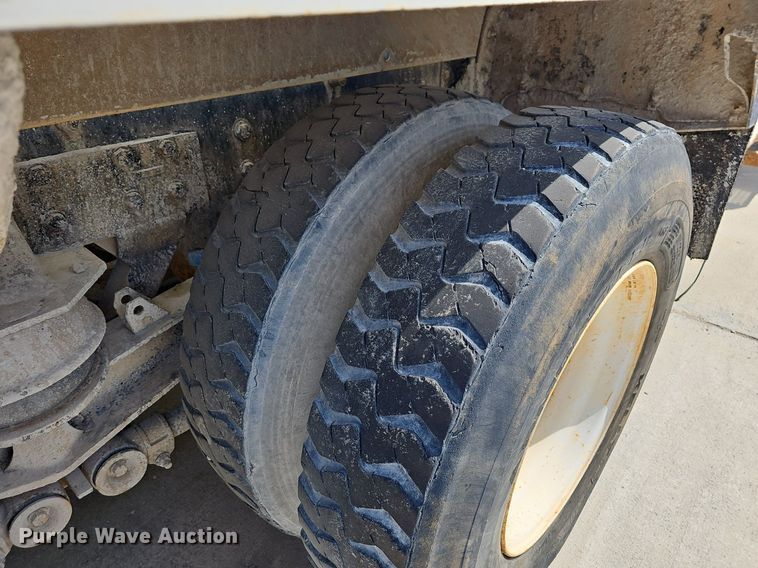 image for item LW9571 2006 Peterbilt 335  ready mix truck