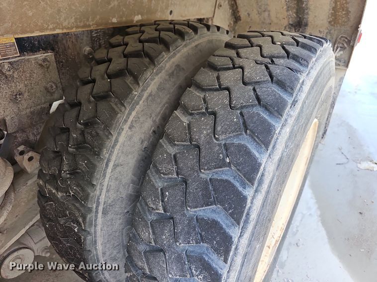 image for item LW9571 2006 Peterbilt 335  ready mix truck