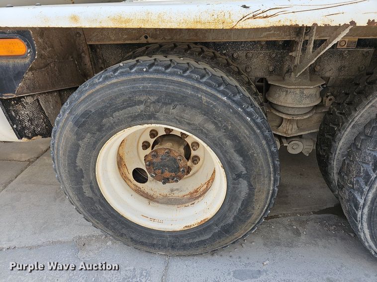 image for item LW9571 2006 Peterbilt 335  ready mix truck